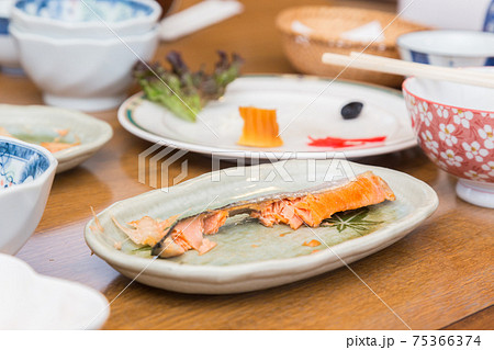 朝食　シャケの食べ残し 75366374