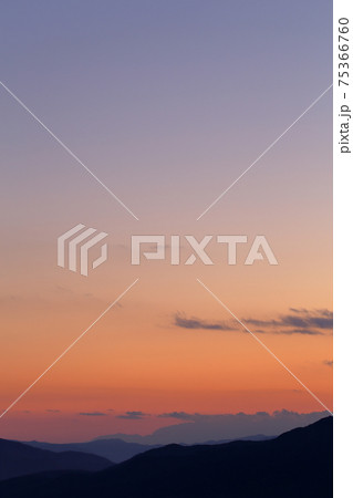秋の夕暮れ時の空(背景素材) 秋の夕暮れ時の空(背景素材) 75366760