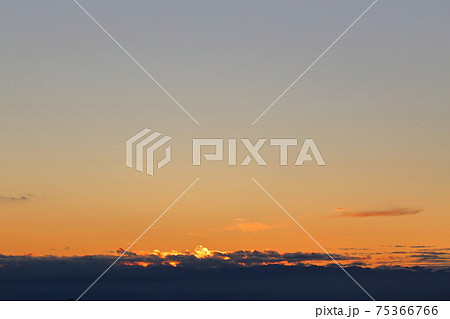 秋の夕暮れ時の空(背景素材) 秋の夕暮れ時の空(背景素材) 75366766
