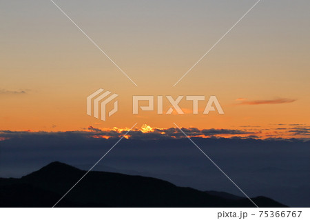秋の夕暮れ時の空(背景素材) 秋の夕暮れ時の空(背景素材) 75366767