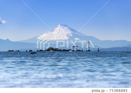 冬の葉山、森戸海岸からの富士山と鳥居 冬の葉山、森戸海岸からの富士山と鳥居 75366885