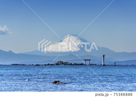 冬の葉山、森戸海岸からの富士山と鳥居 75366886