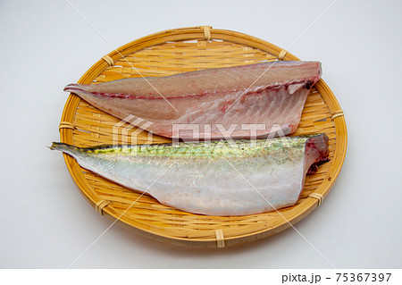 三枚におろした鯖 ざるの上に並べた三枚おろしのサバ 三枚におろした鯖 ざるの上に並べた三枚おろしのサバ 75367397