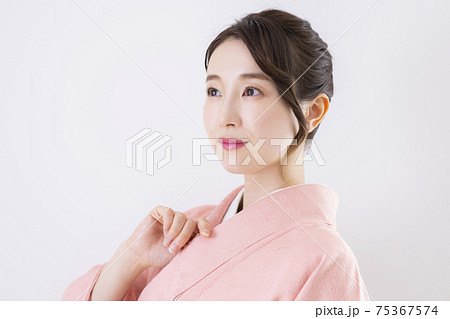 着物の女性 75367574