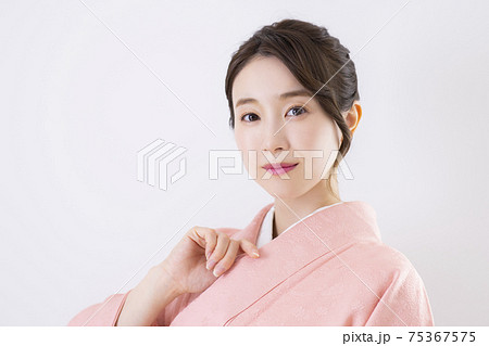 着物の女性 75367575