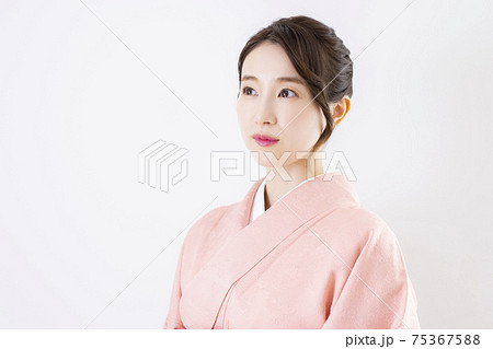 着物の女性 75367588