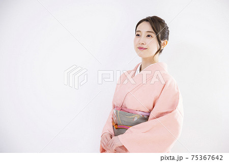 着物の女性 75367642