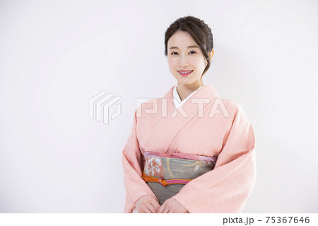 着物の女性 75367646