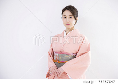 着物の女性 75367647