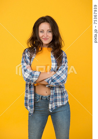 Confident sensual woman with beauty look in casual fashion 75367939