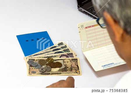 心配な老後の年金生活 心配な老後の年金生活 75368385
