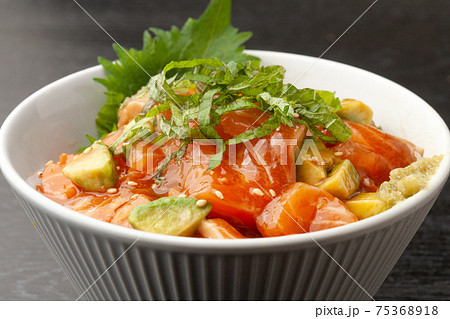 サーモンとアボカドの漬け丼 サーモンとアボカドの漬け丼 75368918
