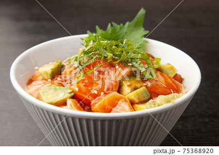 サーモンとアボカドの漬け丼 サーモンとアボカドの漬け丼 75368920