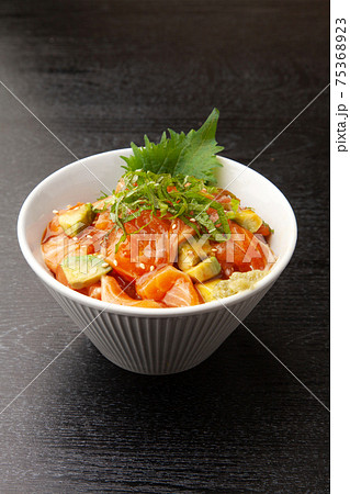 サーモンとアボカドの漬け丼 75368923