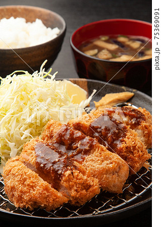 ソースをかけたトンカツ 75369091
