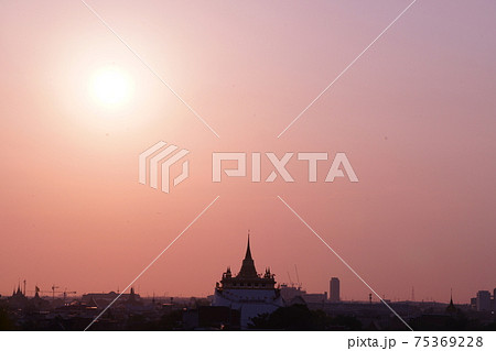 タイ国バンコクの黄金の丘寺院「ワット・サケット(Wat Saket)」の夕景 タイ国バンコクの黄金の丘寺院「ワット・サケット(Wat Saket)」の夕景 75369228