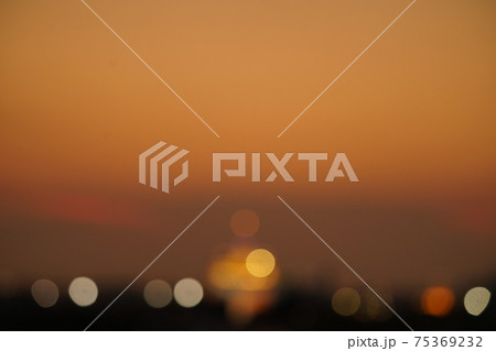 タイ・バンコクの黄金の丘寺院「ワット・サケット(Wat Saket)」の夜景、ライトアップ タイ・バンコクの黄金の丘寺院「ワット・サケット(Wat Saket)」の夜景、ライトアップ 75369232