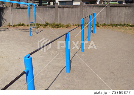 小学校の校庭の遊具 鉄棒 小学校の校庭の遊具 鉄棒 75369877