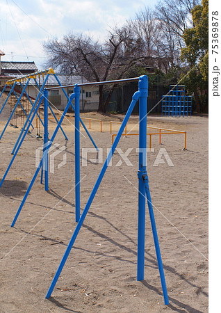小学校の校庭の遊具 鉄棒の写真素材 [75369878] - PIXTA
