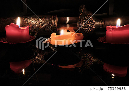 Candlelight illuminates the scabbard of an ancient Chinese sword with dragon 75369988