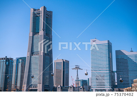 日本の横浜都市景観　ロープウェイのある横浜新風景・横浜ランドマークタワー前を通過するゴンドラ 75370402