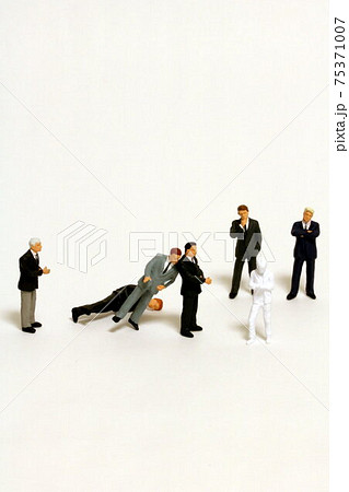 スマホユーザの前でつまづく人 persons stumble against phone user 75371007