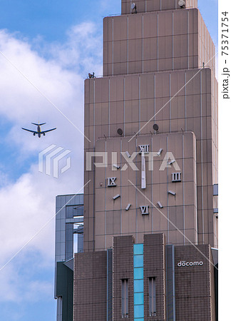 日本の東京都市景観　NTTドコモ代々木ビル（ドコモタワー）と航空機などを望む 75371754