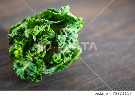 板に置いたプチヴェール　(静岡産) 75373117