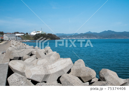 海岸線に積まれたテトラポッド 海岸線に積まれたテトラポッド 75374406