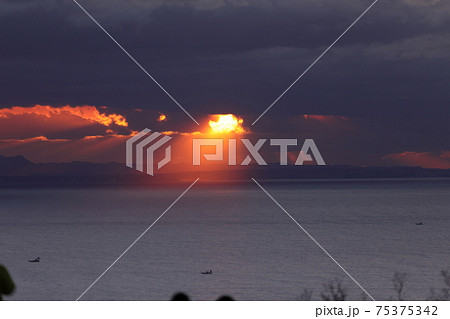 雲間の日の出 75375342