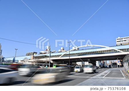 都市風景　東西線葛西駅前　環状7号線の車の流れ　　東京都江戸川区 75376108