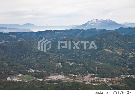 金峰山山頂から見る桜島と金峰町大坂地区の町 75376207