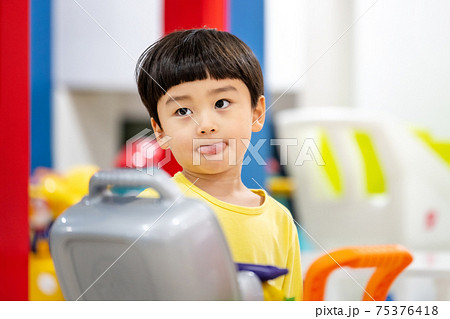 子供 おもちゃ 遊び 75376418