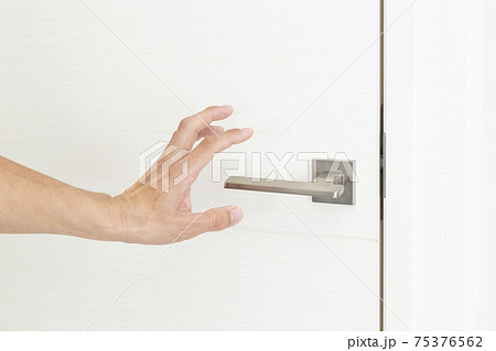 ドアノブ を触る手 ドアノブ を触る手 75376562