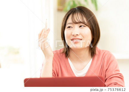 オンライン授業を受ける若い女性 75376612