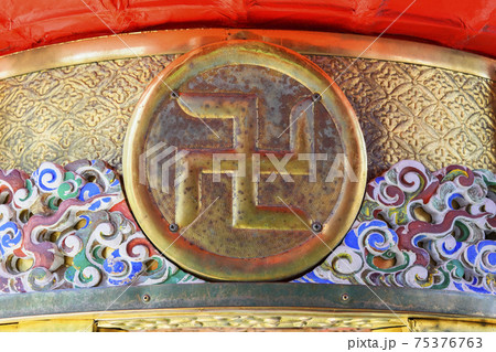 [東京・浅草] 雷門の提灯を囲む黄金の銅に刻まれてる仏教の卍。 75376763