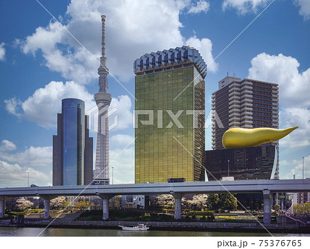 [東京・浅草] オリンピックの炎が輝くアサヒビールホールと東京スカイツリータワー 75376765