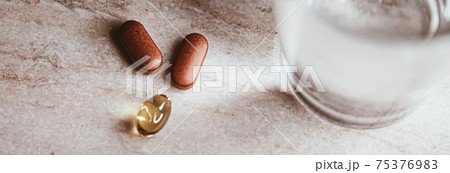 Medical pills and glass of water, health and wellness Medical pills and glass of water, health and wellness 75376983