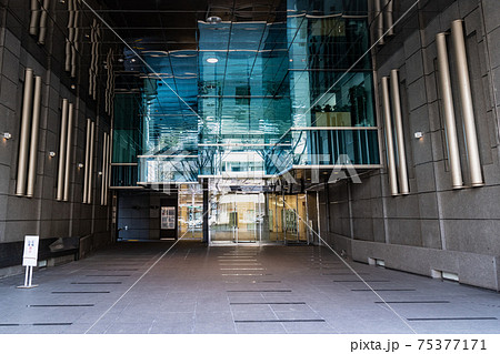 ビルの広いエントランス 75377171