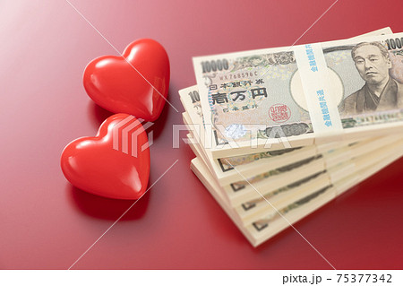 ハートとお金のイメージの写真素材 [75377342] - PIXTA