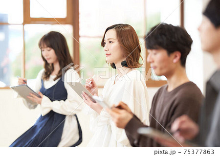 タブレットとタッチペンを使う若い女性 75377863