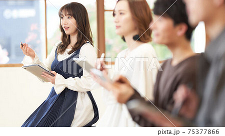 タブレットとペンを手にした若い女性 75377866