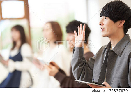 手を挙げるセミナー受講生 75377870