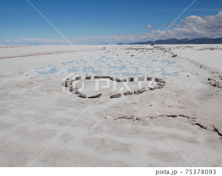 ウユニ塩湖　ハート 75378093