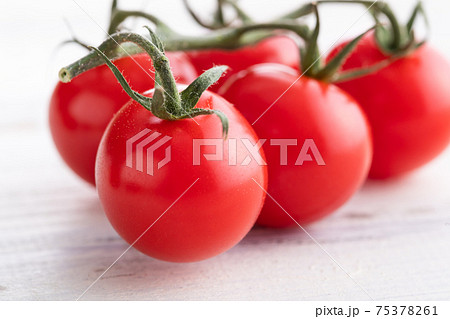 新鮮朝採り、房摘みトマト 新鮮朝採り、房摘みトマト 75378261