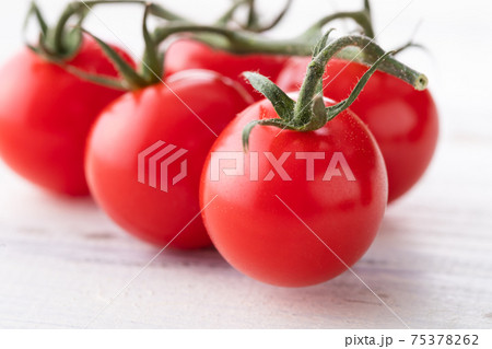 新鮮朝採り、房摘みトマト 75378262