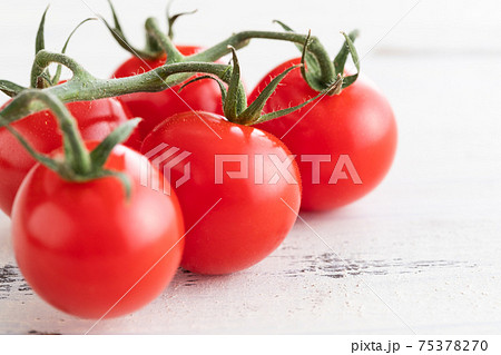 新鮮朝採り、房摘みトマト 75378270