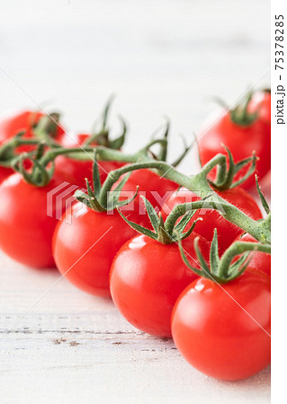 新鮮朝採り、房摘みトマト 75378285