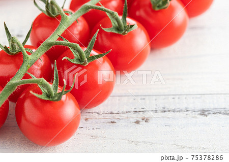 新鮮朝採り、房摘みトマト 75378286
