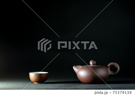 急須と湯飲み茶碗 75379139